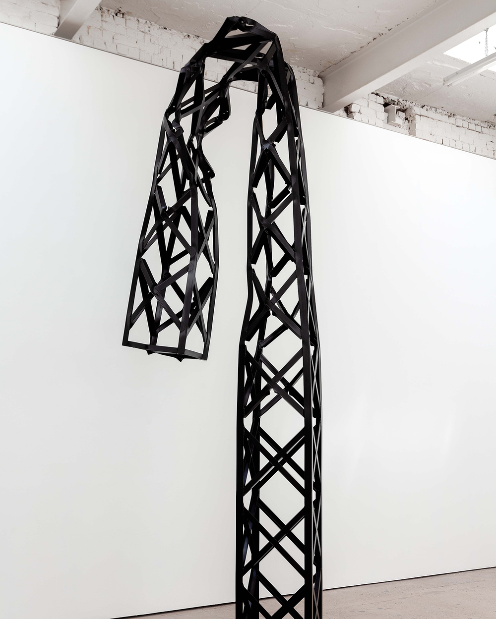 Entropie architecturale : les sculptures déformées de Monika Sosnowska